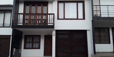 Casa de tres niveles ubicada en Rionegro, frente al colegio La Presentación.
En el primer nivel se encuentra la sala, el comedor, garaje y un baño social.El segundo nivel cuenta con tres habitaciones y un baño completo.En el tercer nivel se ubican dos habitaciones adicionales, una terraza privada, vestier y un baño completo.
La propiedad dispone en total de cinco habitaciones, tres baños y amplios espacios distribuidos de manera funcional para brindar comodidad y privacidad en cada nivel