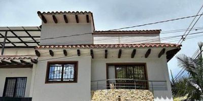 Casa esquinera de tres niveles – Versátil y lista para habitarEspaciosa y bien distribuida, esta propiedad ofrece comodidad, iluminación natural y la posibilidad de uso residencial o comercial.Distribución:
Primer nivel: sala-comedor, cocina integral, baño social, zona de ropas y garaje privado.Segundo nivel: estudio, baño social y tres habitaciones (una con baño privado).Tercer nivel: habitación principal con clóset amplio, baño privado y dos terrazas ideales para reuniones o zona BBQ.Ubicada estratégicamente en esquina, combina amplitud, estilo y proyección de inversión. Ideal para vivir, alquilar o emprender.