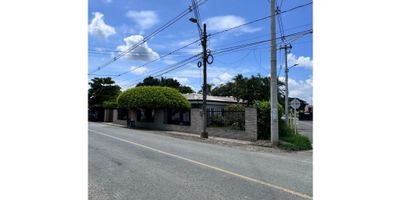 Se Vende Hermosa Casa Campestre en Rozo

Disfruta de la tranquilidad y comodidad de esta maravillosa propiedad, ubicada en Rozo. Con un diseño de 1 solo nivel, esta casa ha sido remodelada recientemente y cuenta con:


 4 habitaciones amplias y confortables.
 3 baños modernos.
 Garaje para 4 vehículos.
 Sala espaciosa para momentos de relax.
 Comedor ideal para compartir con familia y amigos.
 Cocina integral con todos los electrodomésticos necesarios.
 Sala de televisión para disfrutar de tus programas favoritos.
 Zona de reuniones perfecta para compartir con tus seres queridos.


Adicionales:


 Calentador para el confort durante todo el año.
 Aire acondicionado en áreas clave para mantener la temperatura ideal.
 Patio amplio para disfrutar de actividades al aire libre.
 Zona de asados con cocina en la zona BBQ, ideal para reuniones familiares.
 Hermosos árboles frutales que decoran el entorno.
 Cerca de supermercados y con acceso rápido a la vía principal.


Esta casa es una excelente opción para quienes buscan vivir cerca de la naturaleza, pero con todas las comodidades modernas. ¡No pierdas la oportunidad de conocerla!
