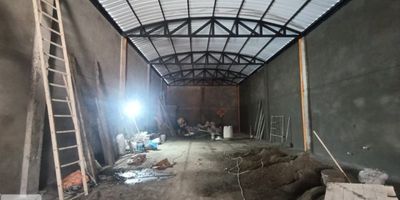 Se arrienda bodega en Caldas, Antioquia, ideal para su negocio. Este inmueble, ubicado en el barrio Caldas, cuenta con un área construida de 190 m² en una sola planta, ofreciendo un espacio funcional para diversas actividades comerciales o de almacenamiento. Dispone de vigilancia, brindando mayor seguridad para sus operaciones. El canon de arriendo es de $12,000,000. Una excelente opción en estrato 3 en Caldas. Para más detalles sobre esta bodega en arriendo, contacte vía WhatsApp, quiero que me contacten o ver teléfonos.