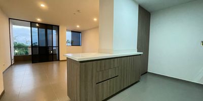 Arrienda tu apartaestudio en una moderna y completa unidad residencial ubicada estrategicamente cerca de City Plaza, uno de los sectores mas cotizados y con mayor desarrollo urbano! Este comodo apartaestudio te ofrece espacios amplios, bien iluminados y con acabados contemporaneos que combinan estilo y funcionalidad. Cuenta con parqueadero cubierto, ideal para proteger tu vehiculo, y vigilancia 24 horas para brindarte total tranquilidad y seguridad. Ademas, su ubicacion privilegiada te permite facil acceso al transporte publico, facilitando tu movilidad diaria. Vive en un entorno residencial agradable, con zonas comunes bien mantenidas y todos los servicios que necesitas al alcance. No dejes pasar esta oportunidad! Contactanos y agenda tu cita hoy mismo para conocer tu nuevo hogar.