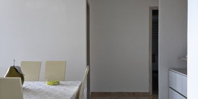 Se vende apartamento, Este elegante apartamento de 192 m combina comodidad, amplitud y una ubicacion privilegiada. Cuenta con sala amplia, cocina integral moderna, 3 habitaciones, 3 banos, bano social, y cuarto de servicio.
Ademas, dispone de 2 balcones que ofrecen excelente iluminacion natural y una acogedora zona de estudio, ideal para trabajar o estudiar desde casa.
Ubicado en un edificio exclusivo al norte de la ciudad, ofrece tranquilidad, confort y facil acceso a vias principales, comercios y zonas residenciales de alto valor.