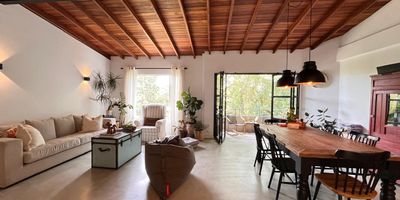 Apartamento AMOBLADO en venta en unidad cerrada, ubicada en un sector tranquilo, de poco flujo vehicular, cerca a centros comerciales, restaurantes, supermercados, de fácil acceso a transporte público y servicios complementarios del sector. Piso en cemento pulido, sala y comedor independiente, estar de TV, 3 alcobas con vestier y baño en la principal, baño social, cocina integral abierta tipo americano, alcoba y baño de servicio, zona de ropas, balcón y parqueaderos paralelos cubiertos . Conjunto cerrado con ascensor, zonas verdes, portería 12 horas, citófono y circuito cerrado de TV .inmuebles sujetos a verificacion de disponibilidad