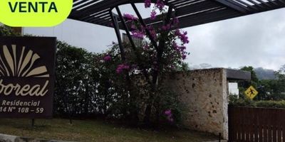 Bienvenido a este increíble lote/terreno en venta en la hermosa ciudad de Sopetran, Antioquia. Ubicado en una de las zonas de mayor crecimiento y desarrollo de la región, esta propiedad cuenta con un área total de 135 M2, perfecto para construir la casa de tus sueños.

El lote cuenta con un área privada de 135 M2, lo que lo hace ideal para cualquier tipo de proyecto que desees realizar. Además, es una excelente opción para aquellos que tienen mascotas, ya que admite su presencia y brinda un entorno con amplios espacios para su comodidad y entretenimiento.

Una de las principales ventajas de este lote es su ubicación. Se encuentra en una zona rodeada de naturaleza, con acceso pavimentado y cerca de la zona urbana. Esto te permitirá disfrutar de un ambiente tranquilo y apacible, sin sacrificar la comodidad del acceso a diferentes servicios y comercios cercanos.

Para aquellos que tienen hijos en edad escolar o están buscando continuar sus estudios, este lote se encuentra en una zona muy favorable. En las cercanías encontrarás una amplia variedad de colegios y universidades de renombre, así como otros centros educativos que asegurarán una excelente formación.

Con este lote también podrás disfrutar de la comodidad de contar con parqueadero para visitantes, ideal para aquellos que tengan invitados o visitas frecuentes. Además, la zona cuenta con parques cercanos donde podrás disfrutar de un paseo en familia o hacer ejercicio al aire libre.

Otra ventaja de este lote es su cercanía a diferentes medios de transporte público. Esto te permitirá desplazarte a diferentes puntos de la ciudad de manera rápida y sencilla, ahorrando tiempo y dinero en desplazamientos.

Por último, pero no menos importante, debemos mencionar las amenidades que podrás disfrutar al adquirir este lote. El conjunto cuenta con servicios de vigilancia las 24 horas del día, centro médico cercano, piscina para refrescarte en los días calurosos y mucho más.


¡No pierdas la op