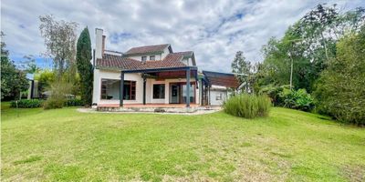 Encantadora casa colonial con diseño tradicional, ideal para quienes valoran amplios espacios y tranquilidad.
Esta propiedad cuenta con una casa principal y una casa auxiliar, perfectas para familias o para aquellos que buscan un espacio adicional. La casa ofrece una amplia zona verde, ideal para el disfrute al aire libre, y una terraza donde relajarse o recibir invitados. Ubicada en una unidad semi cerrada que no requiere pago de administración, esta casa ofrece privacidad y comodidad. El acceso a la propiedad es a través de un camino de 200 m² sin pavimentar.
