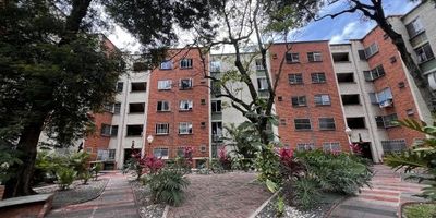 Apartamento en venta – 5° piso sin ascensor, área 77 m²,  remodelado con excelente iluminación natural y distribución funcional. Consta de sala-comedor amplia, cocina abierta tipo americana, estudio, tres alcobas con clóset y dos baños completos,  excelente vista, muy fresco,  buenos acabados y parqueadero propio cubierto, La unidad residencial ofrece kiosko social, zonas verdes, juegos infantiles y zona para mascotas, muy acogedor, admon $368 mil.