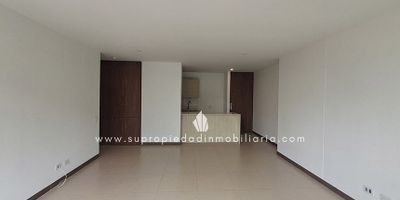 Apartamento en arriendo en Los Gonzáles, El Poblado. 
Amplitud, vista y ubicación estratégica.

Descubre este espectacular apartamento de 85 m² ubicado en una zona residencial de alta valorización en El Poblado. A pocos minutos del centro comercial El Tesoro, Clínica El Rosario y Complex Los Balsos, con excelentes vías de acceso por la calle 5 Sur y la carrera 29. Cuenta con 2 habitaciones, la principal con baño privado y Vestier, 2 baños en total, balcón. Cocina integral con red de gas natural, zona de ropas independiente, sala comedor, puerta de seguridad, cuarto útil y 2 parqueaderos cubiertos.

La Unidad ofrece portería 24 h, ascensor, piscina, sauna, turco, gimnasio, salón social, zonas verdes, parque infantil, zona BBQ, shut de basuras, CCTV y parqueadero para visitantes.

¡Contáctanos y agenda tu visita!