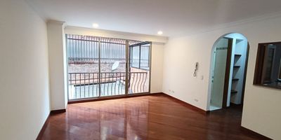 APARTAMENTO INTERIOR EN BUEN ESTADO, CUENTA CON INGRESO, SALA COMEDOR, COCINA INTEGRAL ELECTRICA, ZONA DE ROPAS, BAÑO SOCIAL, ESTUDIO, UNA ALCOBA CON BAÑO PRIVADO CON DUCHA ELECTRICA, PISOS EN MADERA NATURAL, EL APARTAMENTO CUENTA CON UN PARQUEADERO, NO DEPOSITO, EL EDIFICIO TIENE ASCENSOR, SALON SOCIAL, PLANTA ELECTRICA DE SUPLENCIA PARCIAL, DOS GARAJES DE VISITANTES, SHUT DE BASURAS, SEGURIDAD LAS 24 HORAS, RECEPCION, 30 AÑOS DE CONSTRUIDO