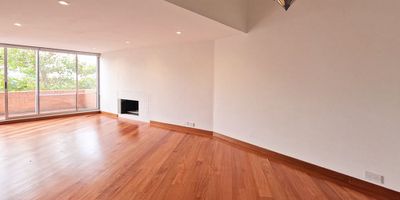 Apartamento dúplex ubicado en el exclusivo conjunto Arbos P.H., en el tradicional sector de Chapinero Alto, una zona reconocida por su ambiente residencial, su entorno verde y su cercanía a los principales ejes viales y centros de interés de Bogotá. En el primer nivel encontrarás una amplia zona social compuesta por sala y comedor con excelente iluminación natural, balcón con hermosa vista panorámica rodeado de vegetación, cocina integral cerrada, zona de lavandería independiente, baño social y un depósito interno que aporta practicidad al espacio. El segundo nivel alberga la zona privada con dos habitaciones, cada una con closet y baño privado, además de un baño auxiliar. El inmueble cuenta con dos parqueaderos cubiertos e independientes, ofreciendo comodidad y seguridad. El conjunto ofrece excelentes zonas comunes, entre las que se destacan un gimnasio completamente dotado, sendero peatonal, zonas verdes, salones sociales y portería con vigilancia 24 horas y sistema de seguridad CCTV. Gracias a su ubicación privilegiada, disfruta de una conectividad excepcional con Avenida Circunvalar, Carrera 7ª, Carrera 9ª y Calle 53, así como proximidad a centros comerciales, restaurantes, parques y transporte público, lo que lo convierte en un lugar ideal para vivir con confort, tranquilidad y estilo.