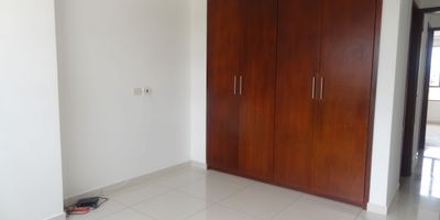 OPORTUNIDAD Este moderno apartamento de 2 habitaciones y 2 baños ofrece el equilibrio perfecto entre confort, diseño y ubicación. Su distribución es funcional y luminosa, con una zona social amplia que integra sala, comedor y cocina abierta con finos acabados. La terraza privada es el espacio ideal para relajarse, disfrutar del sol o compartir momentos especiales al aire libre. Los acabados de alta calidad aportan elegancia y calidez en cada detalle. Aunque no cuenta con parqueadero, su excelente ubicación compensa por completo: se encuentra cerca de vías principales, transporte público, zonas comerciales, parques y restaurantes. Ideal para quienes buscan comodidad, estilo y una ubicación privilegiada en la ciudad. Un lugar que combina modernidad y practicidad, pensado para vivir bien y disfrutar cada espacio al máximo.