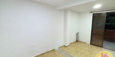 Codigo: 10497. -1° Piso en edificacion de 2 pisos. Acceso al inmueble: Directo a la via. Alcobas con puertas, baño cabinado y cocina con estufa. Servicios incluidos. Consultar restricciones.