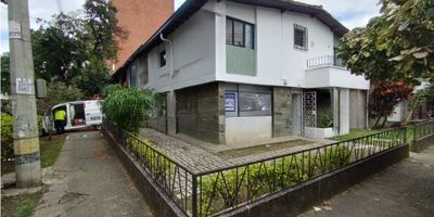 Casa unifamiliar esquinera para oficinas, restaurante, centro médico. Cuenta con 14 espacios entre habitaciones y salones, cocineta, 4 baños, balcón, garaje, parqueadero de visitantes.

Ubicada en sector médico del barrio suramericana- estadio, cerca a colegiowsw, supermercados, estaciónes del Metro,
