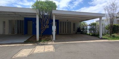 Si lo que buscas es exclusividad, tranquilidad y una vida rodeada de naturaleza, esta casa de dos plantas en el Condominio Campestre Océano Verde es la opción ideal para ti y tu familia. Desde tu llegada, el diseño y la comodidad se hacen presentes parqueadero para 2 vehiculos. Al ingresar, te recibe una cocina integral moderna, práctica y elegante, que conecta con la zona de oficios y el cuarto de servicio con baño con acceso al parqueadero.

La primera planta también ofrece un baño social y una amplia sala comedor, fresca e iluminada, que se abre a un balcón de gran tamaño con una vista espectacular al entorno campestre. La escalera en madera fina se convierte en un detalle moderno y sofisticado que resalta el diseño interior. En el nivel inferior, la casa sorprende con tres habitaciones auxiliares, cada una con baño privado, clóset y salida directa al jardin, principal con vestier y salon familiar con salida al jardin, un espacio pensado para el bienestar y el de tu familia Llama ya