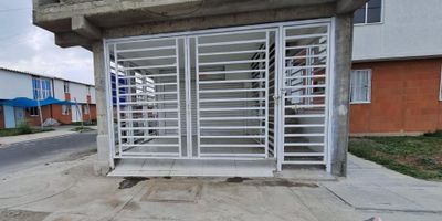 ¡Haz realidad tu idea de negocio en Ciudad del Valle!
Te presentamos este encantador local en alquiler, una verdadera oportunidad en una de las zonas de mayor proyección. Su amplio salón con baño privado ofrece un espacio acogedor, versátil y funcional, ideal para crear una experiencia única para tus clientes.
Ubicado sobre vía principal y en esquina, este local garantiza máxima visibilidad, fácil acceso y alto flujo peatonal y vehicular, convirtiéndolo en un punto estratégico para negocios como salones de belleza, peluquerías, boutiques, tiendas de moda o emprendimientos de atención al público.
Imagina tu marca destacándose en esta esquina privilegiada, convirtiéndose en referente del sector y atrayendo una clientela gracias a su excelente ubicación.
Con una distribución práctica y un ambiente lleno de potencial, este espacio es el lienzo perfecto para materializar tu proyecto comercial.
¡No dejes pasar esta oportunidad! Contáctanos hoy mismo y dale vida a tu negocio.