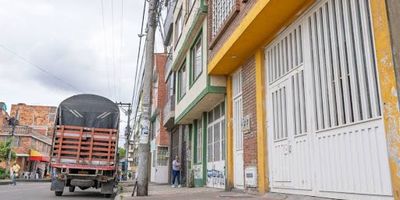  Arriendo de Local con Bodega Interna – Sector Boitá, 72 m² 

Se arrienda local comercial de 72 m² ubicado en el sector Boitá, al sur de Bogotá. Espacio versátil ideal para comercio, oficina o almacenamiento.
Ubicación: En cuadra secundaria, con fácil acceso desde vías principales como la Av. Villavicencio y la Autopista Sur. Zona tranquila y con buen flujo peatonal.

Área total: 72 m²

Espacios amplios y funcionales

Cocineta y 1 baño privado

Área interna para almacenamiento o bodega
Pisos en buen estado
Iluminación natural

Canon de arriendo competitivo por m² – ¡Oportunidad para tu negocio o emprendimiento!

Inmueble seguro y listo para adecuarse a tus necesidades.