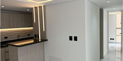 Este elegante apartamento para estrenar de 55 metros cuadrados, ubicado en la hermosa ciudad de Armenia, en el departamento del Quindío, es una excelente oportunidad de inversión en el sector inmobiliario. Con sus amplias y cómodas habitaciones, este inmueble ofrece un área privada de 48 metros cuadrados, brindando así un espacio ideal para la comodidad de toda tu familia.

Este atractivo apartamento cuenta con 3 acogedoras alcobas, perfectas para disfrutar de momentos de descanso y privacidad. Además, cuenta con 2 cómodos baños, uno en la habitación principal y un baño auxiliar, para mayor comodidad de tus invitados o familiares.

Entre sus características internas, este apartamento cuenta con un balcón, ideal para disfrutar de la vista y la brisa de la ciudad, un calentador para garantizar agua caliente en todo momento, clósets para un almacenamiento organizado y una hermosa cocina integral con acabados en cerámica o mármol, que le darán un toque moderno y elegante a tu hogar.

Sus características externas también son espectaculares, ya que se encuentra en una zona de acceso pavimentado y cuenta con una amplia área social en la que podrás realizar reuniones con amigos y familiares. Además, cuenta con ascensor, ideal para facilitar el acceso al inmueble.

La ubicación de este apartamento en una zona cercana al centro urbano y a centros comerciales, te brinda la facilidad de tener todo lo que necesitas a tu alcance. Además, cuenta con vigilancia, portería y circuito cerrado de televisión, para garantizar tu seguridad y tranquilidad en todo momento.

Su cercanía a colegios y universidades, así como a parques y zonas verdes, lo convierten en un lugar ideal para la vida familiar. Además, la urbanización cerrada y sus excelentes zonas comunes, como el gimnasio, la piscina y el salón comunal, te brindarán momentos de relajación y diversión en tu propio hogar.

Si buscas un lugar seguro, moderno y cómodo para vivir en la maravillosa ciud