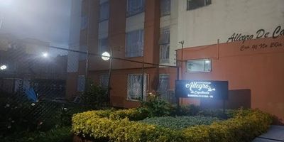 Apartamento en arriendo en Hayuelos, cuenta con un area de 46 m ubicado en un tercer piso, ideal para disfrutar.  Cuenta con tres habitaciones, dos baños, sala-comedor, cocina integral a gas, zona de ropas y parqueadero cubierto. El conjunto ofrece vigilancia 247, salón comunal y zona BBQ, perfecto para disfrutar en familia. Cerca de centros comerciales, supermercados y con excelentes vías de acceso como la Av. Boyacá y la Calle 13. ¡Vive con todo al alcance en Hayuelos! para más información comuníquese con la ejecutiva comercial Lina Ramos al celular y o WhatsApp 3187078140 o al correo lina.ramosinmobiliariasaliadas.com