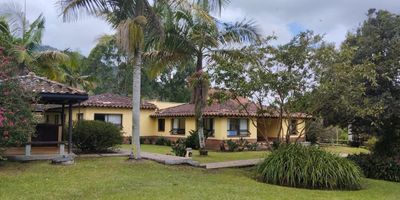 Vive la experiencia campestre en esta hermosa casa finca en La Ceja, Antioquia! Ubicada en una parcelacion exclusiva, esta propiedad ofrece espacio, comodidad y naturaleza.

Caracteristicas:
- 3 habitaciones amplias y comodas
- 2 banos para satisfacer tus necesidades
- Estudio para trabajar o estudiar
- Sala y comedor con chimenea para disfrutar de momentos especiales
- 2 patios internos para relajarte y disfrutar del aire libre
- Amplias zonas de ropa para tu comodidad
- Zona de barbecue independiente para compartir con amigos y familiares
- Parqueadero para 6 carros (2 cubiertos)
- Area construida de 260 metros cuadrados
- Lote de 2800 metros cuadrados con amplias zonas verdes y jardin
- Portada automatica para mayor seguridad y comodidad

Una propiedad unica y exclusiva para vivir la vida campestre al maximo! Quieres conocer mas sobre esta propiedad? Contactanos!