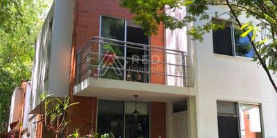 <strong>Casa esquinera en venta en Galicia, Pereira</strong>

Ubicada en una zona residencial con proyección de desarrollo, cercana al futuro Centro Comercial más grande de la ciudad, que contará con tiendas de marcas reconocidas, oferta gastronómica nacional e internacional y espacios de entretenimiento familiar. A pocos pasos estará la Clínica de Alta Complejidad, con tecnología avanzada y servicios médicos especializados. El sector presenta oportunidades para nuevos negocios y una destacada proyección de valorización inmobiliaria.

La propiedad cuenta con 120 m² construidos distribuidos en dos plantas:

Primera planta: sala comedor, cocina, patio interior con techo corredizo, una habitación o estudio y baño social.
Segunda planta: habitación principal con balcón y baño privado, dos habitaciones auxiliares y un baño completo.
Casa ubicada al final de la calle, sin vecino directo al frente, lo que aporta privacidad y un entorno tranquilo.

El conjunto ofrece salón social, piscina para adultos y niños, zonas de juegos infantiles, gimnasio, cancha múltiple y áreas verdes.