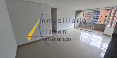 Arrendamos apartamento en unidad cerrada en sabaneta, cuenta con un area de 75 metros, sala comedor, 3 alcobas, 2 closet, 1 vestier, cocina integral, red de gas,  2 baños cabinados, calentador, zona de ropas, piso en porcelanato.cuarto util, parqueadero.https://www.inmobiliariatrianon.com/inmueble/5907