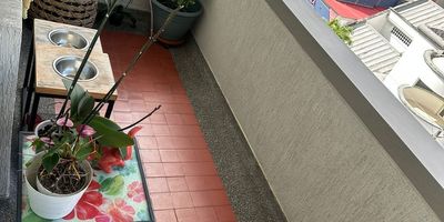 Ubicado en una de las zonas más exclusivas y seguras de la ciudad, este apartamento de 105 m² ofrece comodidad, buena distribución y un ambiente tranquilo ideal para vivir o invertir.

Características principales:

• Área: 105 m²
• Piso 6 con ascensor nuevo
• 4 habitaciones (incluye alcoba de servicio con baño)
• Alcoba principal con baño privado
• Baño social con ducha
• Sala y comedor amplios
• Balcón con vista agradable
• Cocina integral moderna
• Zona de ropas independiente y cuarto útil (San Alejo)
• Parqueadero cubierto

Zonas comunes y seguridad:
• Conjunto cerrado
• Circuito cerrado de televisión
• Vigilancia permanente

Ubicación Pinares, Pereira
Un sector reconocido por su exclusividad, tranquilidad y excelente conectividad.