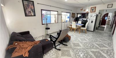 CÓDIGO: 9538FR443
? ¡Espaciosa y versátil casa en venta en el barrio San Isidro – Barranquilla!

Esta propiedad es una excelente oportunidad para familias grandes o inversionistas, gracias a su amplitud, comodidad y alto potencial de rentabilidad. Perfecta para quienes buscan una vivienda con múltiples espacios y la posibilidad de generar ingresos desde el primer día.

? Características principales:


 
 Terraza enrejada con capacidad para 2 vehículos
 
 
 Garaje interno cubierto para 1 vehículo adicional
 
 
 Sala amplia y confortable
 
 
 Comedor principal + comedor auxiliar
 
 
 Cocina espaciosa, ideal para amantes de la cocina
 
 
 4 habitaciones grandes, todas con clóset
 
 
 2 baños completos:

 
  
  Uno en la habitación principal
  
  
  Uno compartido con posibilidad de división para crear hasta 2 baños adicionales (ubicado estratégicamente entre dos habitaciones)
  
 
 


? Espacios adicionales:


 
 Área social amplia, perfecta para reuniones familiares o zona de entretenimiento
 


? BONO EXTRA – Construcción de 2 pisos adicionales con rentabilidad inmediata:


 
 Primer piso: apartamento completamente funcional actualmente rentado
 
 
 Segundo piso: local comercial adaptable como segundo apartamento, aumentando el potencial de ingreso mensual
 


? Ideal para:


 
 Familias numerosas que desean espacio y comodidad
 
 
 Inversionistas interesados en generar ingresos pasivos desde el momento de la compra
 


? Ubicación: Barrio San Isidro, zona residencial con fácil acceso a transporte, servicios y comercios.

¡No dejes pasar esta gran oportunidad de inversión! Contáctanos para más información o para agendar tu visita.

 
