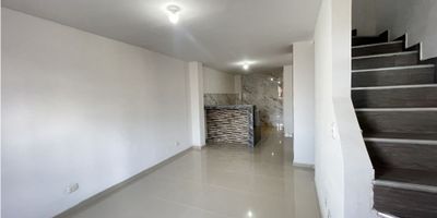 Código: 9538FR461

Casa en venta – Soledad, Atlántico

Te presentamos esta excelente oportunidad de vivienda en el municipio de Soledad. Se trata de una casa de 60.95 m², con apenas un año de construida, lista para ser habitada.

Esta propiedad ha sido diseñada pensando en quienes desean adquirir su vivienda propia con un presupuesto accesible, sin sacrificar comodidad ni funcionalidad.

Características principales:


 
 3 habitaciones:

 
  
  1 habitación amplia en el primer piso
  
  
  2 habitaciones adicionales en el segundo piso
  
 
 
 
 2 baños:

 
  
  1 baño completo en el segundo piso
  
  
  1 baño social (sin ducha) en el primer piso
  
 
 
 
 Cocina amplia
 
 
 Área de labores
 


Una excelente opción para familias que buscan comodidad, distribución funcional y una ubicación estratégica en Soledad.
