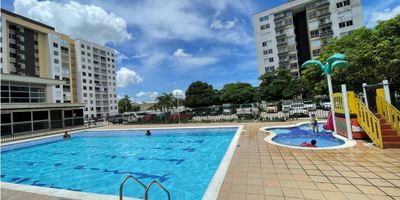 Código: 9538FR521
¡Vive con estilo y comodidad en el Conjunto Residencial Las Palmas – Barranquilla!

Se vende moderno apartamento de 67 m² en el exclusivo Conjunto Residencial Las Palmas, ubicado en una zona estratégica del sur de Barranquilla, con fácil acceso a vías principales y cerca de Homecenter, Éxito Metropolitano y el Centro Comercial Alegra.

Características del inmueble:


 
 2 habitaciones, la principal con baño privado
 
 
 1 estudio o sala de TV, ideal para home office o como tercera habitación
 
 
 2 baños completos
 
 
 Cocina abierta tipo americana, integrada a la zona social
 
 
 Sala comedor con excelente iluminación natural
 


Zonas comunes del conjunto:


 
 Portería con vigilancia 24/7
 
 
 Zonas verdes
 
 
 Parque infantil
 
 
 Salón social
 


Este apartamento es ideal para familias pequeñas, parejas jóvenes o inversionistas que buscan una propiedad con alta proyección de valorización y excelente rentabilidad.

¡Agenda tu visita y descubre un lugar pensado para tu bienestar!

