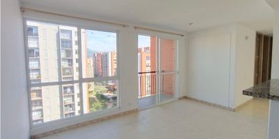 ARRIENDO APARTAMENTO CIUDAD MELENDEZ, excelente ubicación cerca a clínicas, centros comerciales, vias de acceso y múltiples servicios. Este bello apartamento cuenta con una amplia sala comedor, ventilada e iluminada por un acceso a balcón con vista panoramica, baño social, estudio, cocina integral abierta, zona de oficios, gas, dos habitaciones auxiliares con su closet, la habitación principal con baño y vestier, parqueadero propio en sótano.  El conjunto cuenta con piscina para adultos con playa y niños, salón social, juegos infantiles, senderos. INCLUYE ADMINISTRACIÓN.
