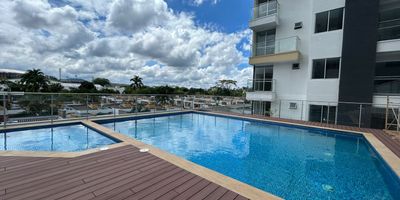 Se vende espectacular apartamento ubicado en el sector de la Villa Olímpica, una zona estratégica y de alta valorización en Pereira. Esta hermosa propiedad, situada en un décimo piso, cuenta con un área de 78 m² distribuidos de forma funcional y con excelentes acabados.

✨ Distribución interna:
• Sala – comedor amplia e iluminada con acceso a un gran balcón
• Cocina integral en forma de L
• Zona de ropas independiente
• Dos habitaciones auxiliares con clóset
• Baño social completo
• Habitación principal con baño privado y vestier
• Parqueadero cubierto en sótano

Zonas sociales del conjunto
• Piscinas para adultos y niños
• Jacuzzi
• Sauna y turco
• Gimnasio
• Cuarto de yoga
• Seguridad privada con circuito cerrado de cámaras

Ubicación privilegiada Cerca de colegios, universidades, centros empresariales y médicos, supermercados, centros comerciales y escenarios deportivos. Además, cuenta con excelentes vías de acceso.