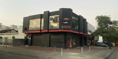 Local Comercial en Arriendo – Barrio El Porvenir, Barranquilla

Local comercial de dos plantas, ubicado en una esquina estratégica de alto tráfico sobre vía principal, en el barrio El Porvenir. Su ubicación privilegiada, a pocos metros de la estación del metro, ofrece una visibilidad excepcional y un flujo constante de público, convirtiéndolo en una opción ideal para negocios que buscan posicionarse en una zona de alto potencial comercial.

Su emplazamiento sobre la calle 74, una de las arterias más transitadas del sector, potencia su capacidad de atracción al garantizar un alto flujo tanto peatonal como vehicular, consolidándolo como un punto estratégico para el desarrollo de actividades comerciales de alto impacto.

El inmueble se entrega completamente adecuado, con acabados básicos en piso, cielo raso y pintura, ofreciendo la flexibilidad necesaria para adecuarlo según las necesidades técnicas o de imagen del arrendatario.