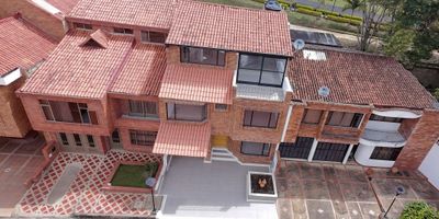  CODIGO: 953FR8517

? Venta de Casa Remodelada en Conjunto Cerrado – Fusagasugá

Descubre el hogar de tus sueños en un exclusivo conjunto cerrado que combina confort, seguridad y alta valorización. Esta hermosa casa totalmente remodelada ofrece espacios amplios, modernos y llenos de luz natural, ideal para disfrutar en familia.

En el primer piso encontrarás 2 parqueaderos, baño social, habitación o estudio con baño privado, sala comedor con triple altura, zona de lavado y patio trasero. En el segundo piso, tres habitaciones con baño privado y estudio independiente. En el tercer nivel, sala de TV, habitación con balcón, walk-in closet, baño privado y amplia terraza.

El conjunto cuenta con ? piscina, zona BBQ y vigilancia 24/7. Estrato 4, en zona residencial tranquila, cerca de centros comerciales, supermercados y vías principales. Vive con estilo, seguridad y calidad de vida en Fusagasugá. ¡Tu nuevo hogar te espera!
