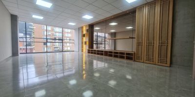 Codigo 953FR8703.

Se vende amplia oficina de 57 m² ubicada en el exclusivo barrio El Chicó, una de las zonas empresariales más cotizadas de Bogotá.

La oficina cuenta con acabados de lujo, piso en cerámica, y una biblioteca repisa de madera empotrada con iluminación LED, ideal para crear un ambiente moderno y funcional. Su ventanal de pared a pared y de piso a techo permite una excelente entrada de luz natural, complementada con paneles LED empotrados en el techo que brindan una iluminación uniforme y profesional.

Incluye dos parqueaderos independientes, un gran diferencial en la zona. Además, el edificio ofrece baños para hombres y mujeres en cada piso, vigilancia 24 horas, circuito cerrado de TV, y parqueaderos para visitantes.

Su ubicación es privilegiada, con excelentes vías de acceso, cercanía a zonas comerciales, restaurantes, bancos y transporte público.

? El lugar perfecto para su empresa o inversión corporativa.
