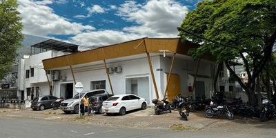 Amplio local en arriendo de 324 m² en el barrio Versalles, Cali, zona estratégica y conectada cerca de la Av. Sexta Norte, Av. Estación y Av. Tercera Norte, con fácil acceso al Terminal, centro y sur de la ciudad. Su ubicación en esquina brinda alta visibilidad comercial. En el primer piso cuenta con auditorio de gran capacidad, cuatro oficinas, hall recibidor, oficina con ventanal exterior, counter de atención, entrada para descargue y baños. En el segundo piso dispone de dos oficinas, bodega, cocina y baño completo. Ofrece además amplia zona de parqueo para empleados o visitantes. Con uso de suelo mixto, es ideal para EPS, IPS, empresas de servicios, seguridad privada, call centers, centros educativos, coworkings o agencias logísticas que busquen una sede moderna, visible y funcional en uno de los sectores más comerciales del norte de Cali.
