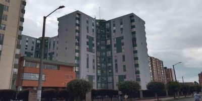 Codigo 19394. Disfruta la comodidad de vivir cerca del Centro Comercial Las Américas, en un espacio moderno y lleno de luz. Este apartamento de 59 m² cuenta con 3 habitaciones, 2 baños, y está ubicado en el noveno piso con ascensor dentro de un conjunto tranquilo con salón comunal, parqueadero comunal y seguridad 24/7.Una oportunidad perfecta para quienes buscan ubicación, confort y excelente valorización.