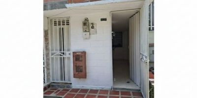 ?✨ ¡Arriendo Apartaestudio Quinta Linda, Buenos Aires! ?✨

? Apartaestudio con Todo Incluido


 
 Habitación Principal: 1 habitación con clóset. ?
 
 
 Sala - comedor?️
 
 
 Cocina integral moderna con red de gas.??
 
 
 Zona de Ropas: Cuenta con un patio cubierto?
 


? Beneficios del Sector: Tranquilidad y Conveniencia


 
 Tranquilidad: Es una zona conocida por ser residencial, organizada y con zonas verdes. ?
 
 
 Punto de Referencia Religioso: A solo una cuadra de la hermosa Iglesia San Joaquín y Santa Ana. ⛪
 
 
 Comercios Locales: Tienes cerca tiendas, mercados y negocios de barrio para todas tus compras. ?
 


? Conectividad Total: Muévete sin Complicaciones


 
 Tranvía de Ayacucho: A solo seis cuadras (caminando pocos minutos) de la Estación Alejandro Echavarría del Tranvía. ¡Llega rápido al Centro! ?
 
 
 Rutas de Bus: La ruta de bus Quinta Linda (C6-005A) y otras te recogen muy cerca y te conectan con estaciones del Metro y puntos clave de la ciudad. ?
 


¿Te interesa? ¡Contáctanos para más información y agenda tu visita!?
