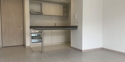 Arriendo apartamento Séptimos piso, en Zipaquira, en el Conjunto La Quinta 3, esta conformado por 3 habitaciones la principal con baño, las 2 habitaciones auxiliares comparten baño, cocina abierta integrada a la sala y comedor con salida al balcón, zona de lavandería independiente. Tiene puerta de seguridad.
Deposito y parqueadero cubierto.
El conjunto cuenta con ludoteca, salón de juegos, gimnasio, piscina, cancha múltiple y amplias zonas verdes
Vías de fácil acceso y excelente ubicación.