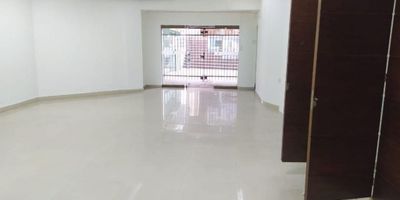 Local súper bien ubicado en el centro de Medellín en la Oriental, en un excelente punto con buen tráfico de transeúntes a 1 cuadra de la Avenida La Playa y la estación del Metro Plus y a 4 de la estación del tranvía.

Cuenta con un área de 110 M2, en 1er piso, en estrato 3, 2 baños separados para dama y Caballero, 1 cocineta con zona de empleados, cocineta, aire acondicionado, sistema contra incendios, una altura piso techo de 3 Metros, buen sistema de seguridad en el local, iluminación natural, piso en cerámica, el edificio cuenta con portería, ascensores y excelente servicio de transporte público.

Valor: $ 650 millones.
Predial Anual: 4´920.000
Administración: $ 1´200.000
No dude en preguntar por este espectacular local que con gusto lo atenderemos.