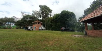 M.J Grupo Inmobiliario vende excelente parcela en ruitoque alto, Agua 
Gas natural 3 habitaciones 2 baños Kiosko Pozo séptico 3 3 2
150 árboles frutales 
Mango mandarina limón papaya ciruela
Propiedad de treinta años