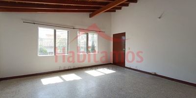 Para arriendo en La Cabaña, Bello, Antioquia, este apartamento de 54 m² es una excelente opción. Ubicado en el piso 1, dispone de 2 habitaciones y 1 baño, ideal para su comodidad. El inmueble, de estrato 4, cuenta con servicio de vigilancia para mayor seguridad. Disfrute de un espacio funcional en una zona de Bello. El canon de arriendo es de $1.500.000. Para más información o para visitar este apartamento, puede contactarnos por WhatsApp o consultar las opciones de contacto disponibles.