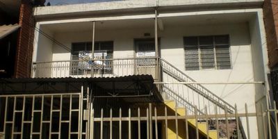 ¡Vive con amplitud y comodidad en esta encantadora casa en el barrio Maracaibo, al oriente de Cali! Esta propiedad se destaca por sus espacios amplios, aireados e iluminados, ideales para disfrutar en familia. Consta de sala-comedor, baño social, cocina sencilla, cuatro habitaciones con closet, la principal con baño privado. Su zona de oficios con lavadero, punto para lavadora y patio ofrece funcionalidad para las tareas diarias. También cuenta con un estudio, perfecto para teletrabajo o área de lectura.
Con servicios públicos independientes, esta casa te brinda mayor control y autonomía en tu consumo.
Su excelente ubicación sobre la Calle 27, a una cuadra de las Torres de Maracaibo, te conecta fácilmente con gimnasios, restaurantes, parques y supermercados de cadena, garantizando comodidad y todo al alcance de tu mano.
Una oportunidad ideal para quienes buscan un hogar amplio, bien ubicado y con excelente conectividad. Agenda tu cita con A&C Inmobiliarios y descubre tu próximo hogar.