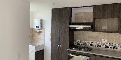 COD 5552
Apartamento en Sabaneta el Carmelo, consta de 62 metros, 2 alcobas, 2 baños, 1 closet, cocina integral, sala comedor, balcón, parqueadero cubierto, cuarto útil, portería, ascensor, piscina, zonas deportivas, juegos infantiles, Shut de basura, parqueadero visitantes).