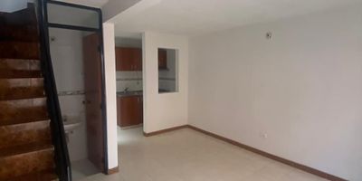 casa de tres niveles  consta de sala comedor ,  tres alcobas , estudio, tres baños, cocina semintegral, patio de ropas pequeño cubieto,  garaje para un carro,  excelente ubicacion  conjunto casas de manzaneda 2