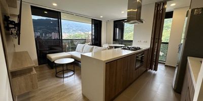Codigo 28769. Apartamento amoblado en arriendo ubicado en Envigado sector El TrianonCaracterísticas del inmueble:• Área construida: 87 m²• 1 nivel• 3 habitaciones:– Principal: vestier, piso en madera laminada, baño privado con cabina en vidrio templado– Habitaciones auxiliares: clóset y piso en madera laminada• 2 baños completos (uno auxiliar con piso en cerámica)• Salón–comedor con excelente iluminación natural• Cocina abierta integral, equipada con cubierta a gas y campana• Mesón en quarztone• Zona de ropas independiente• Balcón con vista exterior• Parqueadero doble lineal• Cuarto útil• Estrato 4• Apartamento amoblado para estrenarDescripción:Moderno apartamento amoblado, ubicado en el sector El Trianón de Envigado.Este inmueble nuevo destaca por su diseño contemporáneo, confort y funcionalidad. Está completamente dotado y listo para habitar, con paneles eléctricos, persianas en todas las alcobas y película de control solar en las ventanas.La distribución de sus espacios ofrece una atmósfera cálida, ideal para quienes buscan un hogar con estilo y todas las comodidades modernas.Ubicación y entorno:Situado en una zona tranquila y residencial, con fácil acceso a las principales vías de Envigado.Cerca de la Iglesia del Trianón, la Clínica de la Policía de Envigado y el supermercado D1 La Paz.Zona con buena conexión de transporte público, comercio cercano y entorno seguro.Zonas comunes y amenidades:• Portería 24 horas• Lobby• Coworking• Parque infantil• Salón de juegos para niños• Gimnasio• Salón de yoga o meditación• Salón social• Zona de BBQ• Piscina para adultos y niños• Turco• Zonas verdes• Zona de mascotas• Parqueadero de visitantes• 2 ascensores por torreValor del canon de arriendo:$5.000.000Apartamento amoblado, moderno y completamente nuevo, ideal para quienes buscan vivir en un entorno tranquilo y con todas las comodidades de un conjunto residencial premium en Envigado.Agenda tu visita con Grupo Santamaría y descubre este espectacular espacio.