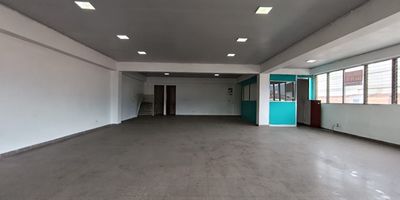 Estas en la busqueda de una bodega, oficina o local en arriendo en el sector de Belen? 
Esta es una excelente oportunidad para establecer tu negocio en una zona estrategica y de alto flujo comercial. Contamos con un inmueble versatil que se adapta perfectamente a tus necesidades, ideal para oficina, bodega o local comercial. Su ubicacion es privilegiada, a pocos pasos del Parque de Belen, el Exito, la estacion del Metroplus y diversas entidades financieras, lo que garantiza facil acceso y visibilidad. Ademas, el espacio cuenta con excelente iluminacion natural, amplios ambientes que favorecen la productividad y la comodidad, y un entorno seguro y dinamico.
Si buscas un lugar funcional, bien ubicado y con todo lo necesario para el crecimiento de tu negocio, este inmueble en Belen es para ti! Contactanos y agenda tu visita.