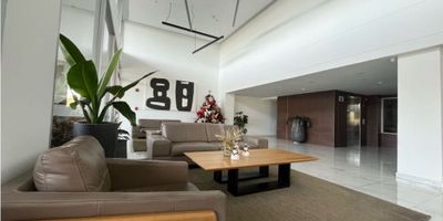 ¡Vive en una zona de alta valorización y excelente ubicación!
Este moderno apartamento combina confort, seguridad y una ubicación privilegiada. Rodeado de parques, universidades, colegios y centros comerciales, disfrutarás de la comodidad de tener todo lo que necesitas a pocos minutos.
✨ Características destacadas:

Ubicado en un sector de gran desarrollo y valorización
Fácil acceso a vías principales y transporte público
Cercanía a reconocidas universidades y colegios
Entorno tranquilo con amplias zonas verdes y parques
Próximo a centros comerciales, supermercados y zonas de entretenimiento.Precio por debajo del precio de la constructora.
Ideal para familias, estudiantes o inversionistas que buscan un lugar con proyección y alta rentabilidad.? ¡Contáctame ahora, no esperas más para conocer tu próximo hogar!