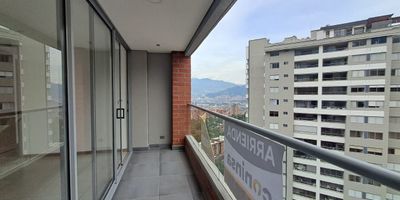 Apartamento en arriendo en Envigado, barrio El Esmeraldal, Antioquia. Este inmueble de 74 m² ofrece 2 habitaciones, 2 baños y 2 parqueaderos. Ubicado en estrato 5, el conjunto residencial Regata P.H. brinda seguridad con vigilancia, sumando valor a su experiencia de vida. Su ubicación estratégica facilita el acceso a diversos servicios y puntos de interés en Envigado. El canon de arriendo es de $4,100,000. Contáctenos para conocer este apartamento. Opciones: whatsapp, quiero que me contacten, ver telefonos.