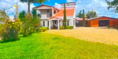 En Venta Atractiva Finca en Vereda La Enea, San Vicente de Ferrer Cód 168109  Precio $1.100.000.000  Estrato 3

Buscas un lugar donde naturaleza e inversión se encuentre. Esta hermosa finca de tres pisos en la tranquila Vereda La Enea te ofrece un paraíso a solo 1 hora de Medellín y 35 min del aeropuerto de Rionegro. Cuenta con 4 habitaciones, 3 baños, cuarto útil, parqueadero, 3 balcones con vista 360°, fogón a leña y zonas verdes que enamoran. Disfruta de pesebreras, frutales, árboles nativos y fauna local.
Ideal para desarrollar un proyecto ecoturístico, finca de descanso o inversión rural.
Tu próximo gran paso comienza aqui