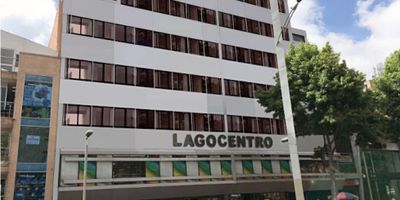 Se arrienda oficina de 21m2 en lagocentro,bogota, piso 5° con ascensor, oficina con vista interior, cuenta con un ambiente y un baño privado, edificio cuenta con servicio de vigilancia acceso privado a las instalaciones, oficinas que se arrienda para contadores, agencias inmobiliarias, computadores, abogados, odontologias etc.

Arriendo directo  1.200.000 incluido Adm y  servicio del agua, la luz con costo segun consumo.

Venta: 125.000.000

edificio cuenta con porteria, horario de ingreso a oficina de lunes a sabado de 6 am a 7 pm, domingos con autorizacion previa.

SE ARRIENDA DIRECTAMENTE.
