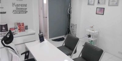 Te presentamos esta excelente oportunidad de inversión en un consultorio listo para vender, situado en una estratégica ubicación en Manizales. El inmueble cuenta con un área de terreno de 20.0 metros cuadrados, con una construcción de igual medida y una cómoda área privada de 20.0 metros cuadrados.

Con una alcoba y un baño, este consultorio es ideal para aquellos que buscan un espacio exclusivo y funcional para llevar a cabo sus actividades profesionales. Además, se encuentra equipado con conexiones de servicios básicos como agua, electricidad e internet, lo que te permitirá trabajar de manera eficiente y sin preocupaciones.

En cuanto a sus características internas, cabe destacar su moderno diseño con pisos de cerámica y mármol, que aportan un toque de elegancia y pulcritud al ambiente. Así mismo, podrás disfrutar de una hermosa vista panorámica que te brindará un agradable ambiente de trabajo.

En cuanto a sus características externas, este consultorio cuenta con una amplia zona de bahías de parqueo, lo que facilitará el acceso tanto para ti como para tus clientes. Además, se encuentra ubicado en un centro médico, lo que te permitirá estar rodeado de profesionales de la salud y generar sinergias en tu negocio.

La ubicación de este consultorio es inmejorable, ya que se encuentra cercano a jardines y colegios, lo que lo hace ideal para profesionales de la salud que buscan un ambiente tranquilo y seguro para sus pacientes. Además, podrás encontrar una amplia oferta gastronómica en la zona, lo que te permitirá tener opciones de alimentación variadas para ti y tu equipo de trabajo.

Este consultorio también destaca por su iluminación privilegiada, ya que cuenta con luz natural tanto en la mañana como en la tarde, lo que creará un ambiente de trabajo agradable y confortable. Además, su ubicación sobre una vía principal y cercano a transporte público, te permitirá tener una buena movilidad y acceso a tus pacientes y colaboradores